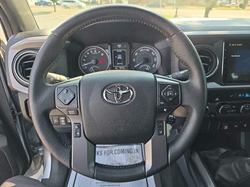 Used 2022 Toyota Tacoma TRD Off-Road w/ TRD Premium Off Road Package AWD/4WD image 13