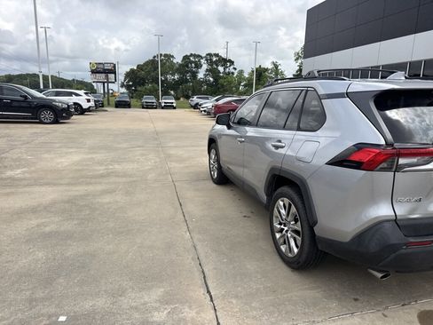 Used 2019 Toyota RAV4 XLE Premium FWD image 14