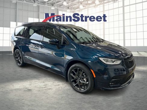 Used 2023 Chrysler Pacifica Touring-L w/ S Appearance Package AWD/4WD image 7