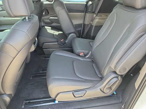 New 2026 Kia Carnival EX FWD image 17