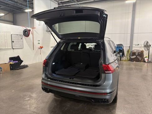 Used 2023 Volkswagen Tiguan SE R-Line AWD/4WD image 13