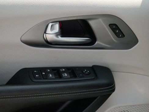 Used 2023 Chrysler Pacifica Touring-L FWD image 19
