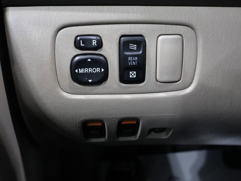 Used 2005 Toyota Sienna XLE image 24