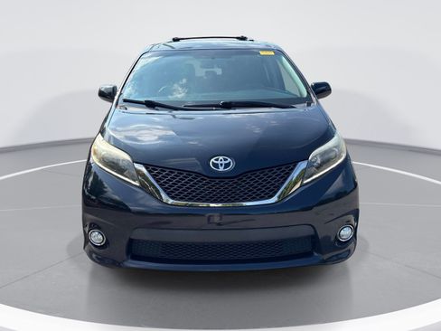 Used 2017 Toyota Sienna SE Premium FWD image 2