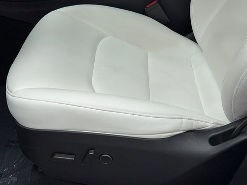 Used 2025 Tesla Model Y Long Range image 39