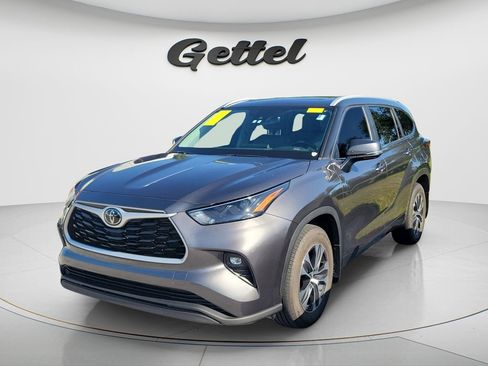 Used 2023 Toyota Highlander XLE image 2