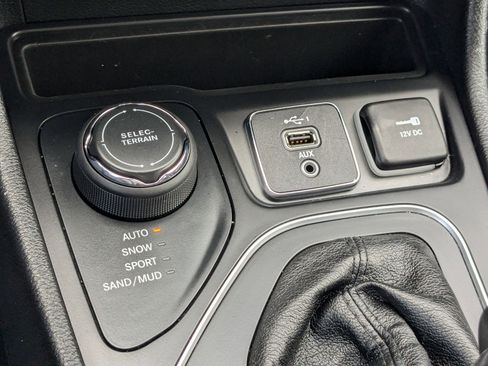 Used 2019 Jeep Cherokee Latitude Plus w/ Comfort/Convenience Group AWD/4WD image 21