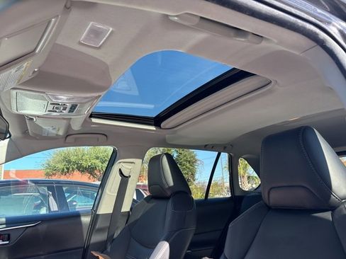 Used 2021 Toyota RAV4 XLE Premium image 7