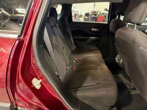 Used 2019 Jeep Cherokee Latitude w/ Popular Appearance Group AWD/4WD image 16