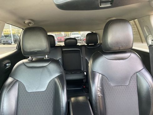 Used 2019 Jeep Compass Latitude FWD image 18