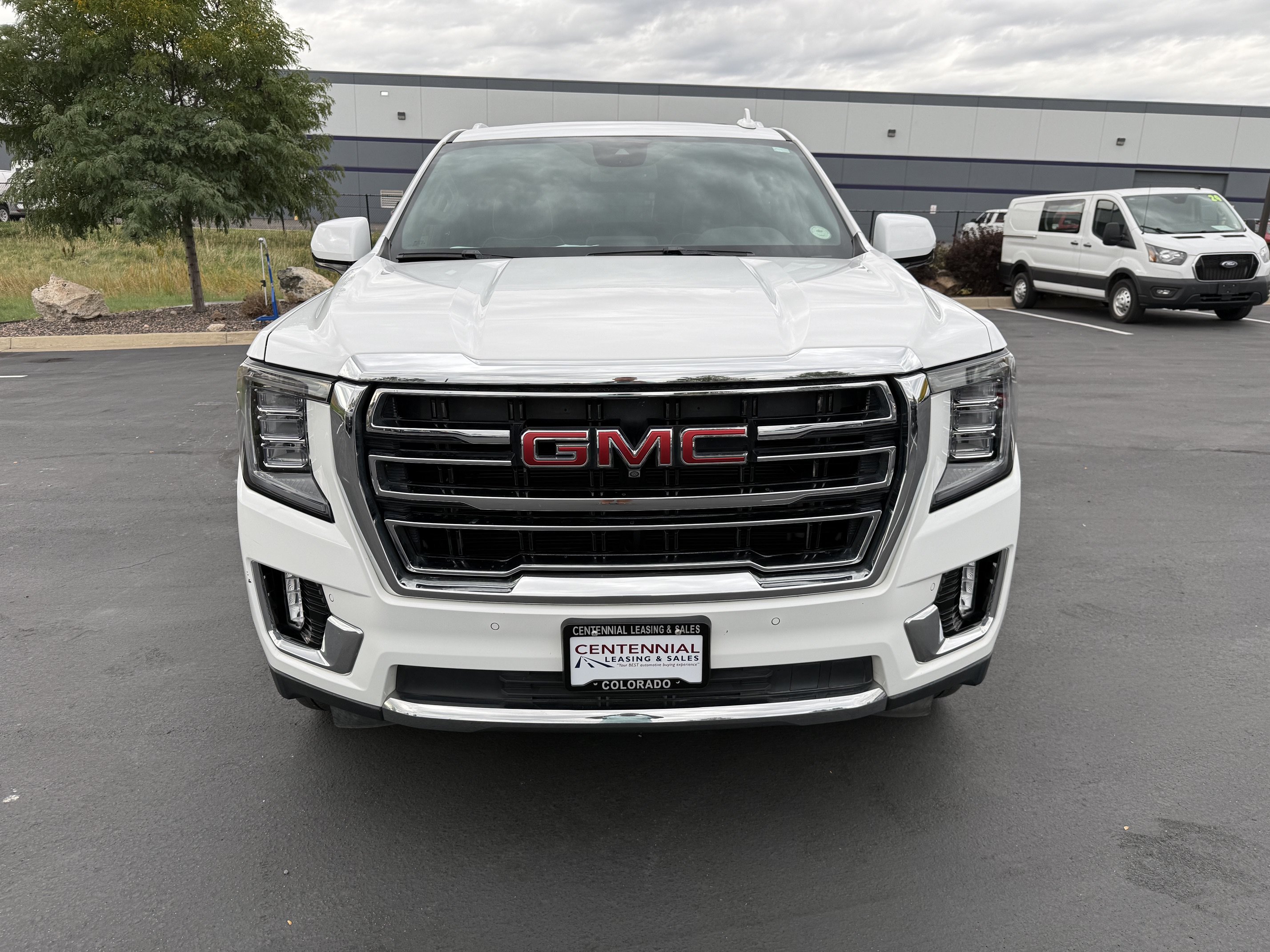 Used 2023 GMC Yukon XL SLT w/ SLT Premium Package AWD/4WD image 2