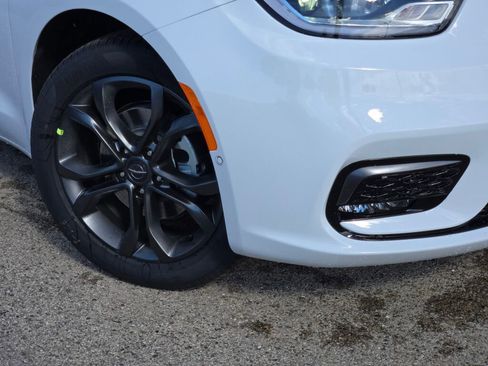 New 2026 Chrysler Pacifica Select image 3