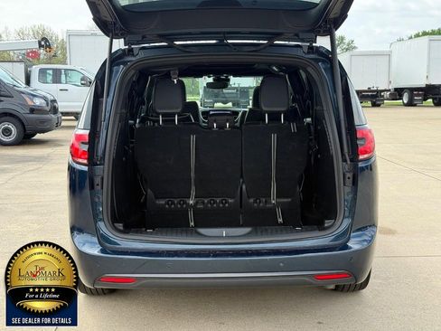 Used 2025 Chrysler Pacifica Limited FWD image 23