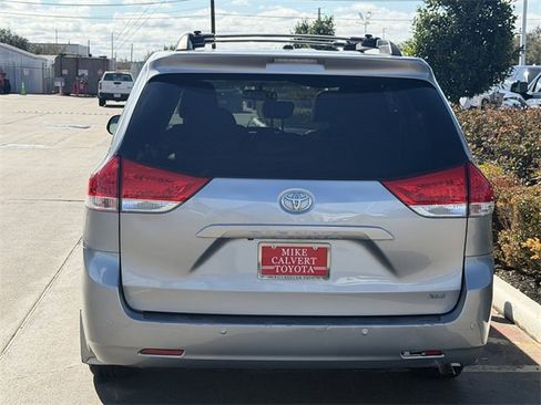 Used 2012 Toyota Sienna XLE image 6