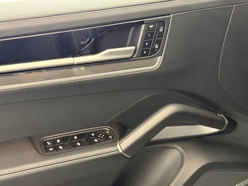 Certified 2025 Porsche Cayenne Turbo AWD/4WD image 14