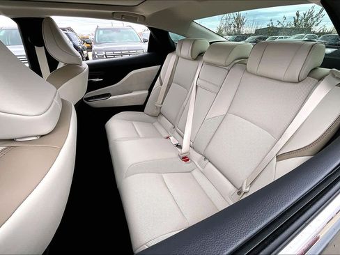 Used 2023 Toyota Crown Limited image 19