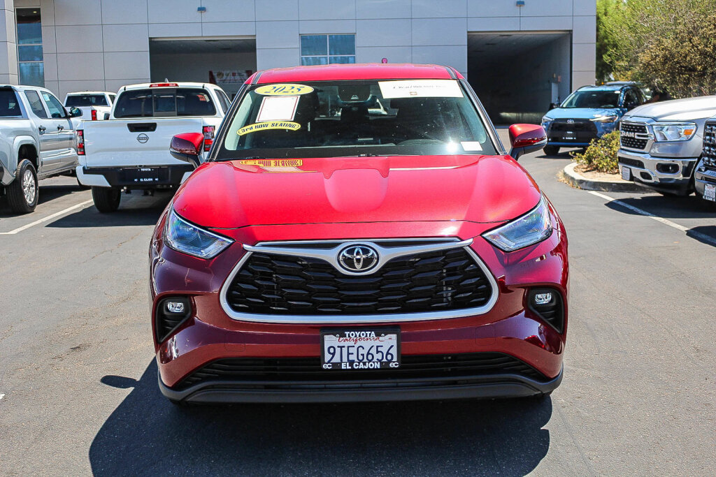 Used 2025 Toyota Highlander LE FWD image 20