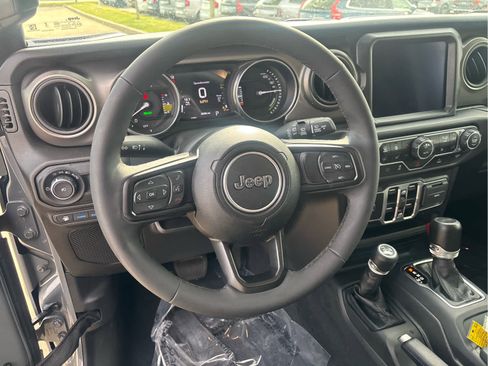 Used 2023 Jeep Wrangler Unlimited w/ Cold Weather Group AWD/4WD image 15