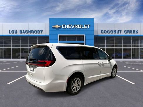 Used 2024 Chrysler Pacifica Touring FWD image 8