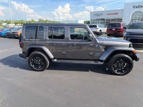 Used 2025 Jeep Wrangler Unlimited Sahara AWD/4WD image 8