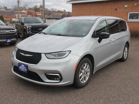 Used 2024 Chrysler Pacifica Touring-L FWD image 8
