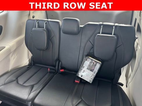 Used 2024 Chrysler Pacifica Touring-L image 7