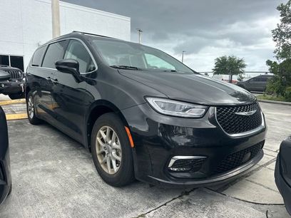 Used 2021 Chrysler Pacifica Touring-L w/ Uconnect Theater Family Group