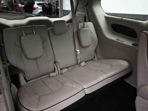 Used 2020 Chrysler Pacifica Limited FWD image 11