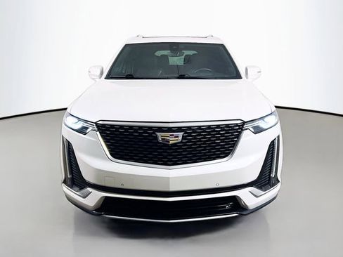 Used 2022 Cadillac XT6 Premium Luxury w/ Technology Package FWD image 2