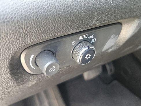 Used 2023 Chevrolet Traverse LT FWD image 18