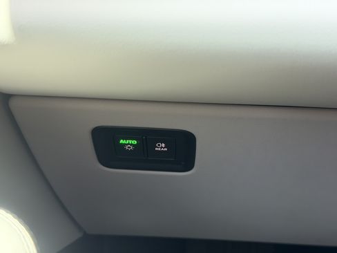 Certified 2024 Porsche Macan Turbo Electric AWD/4WD image 33