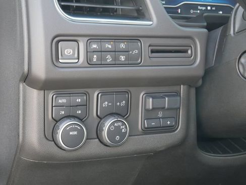 Used 2022 Chevrolet Tahoe Z71 w/ Luxury Package AWD/4WD image 19