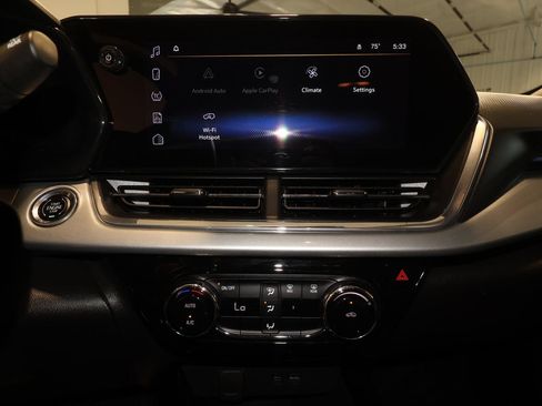 Used 2025 Chevrolet Trax LT FWD image 16