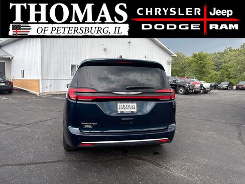 Used 2024 Chrysler Pacifica Touring-L FWD image 6