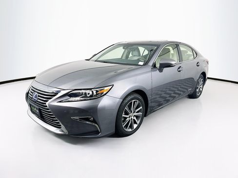 Used 2017 Lexus ES 300h w/ Luxury Package FWD image 3