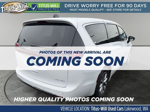 Used 2026 Chrysler Pacifica Limited FWD image 4