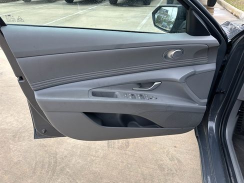 Used 2025 Hyundai Elantra Sport image 9