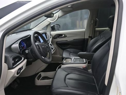 Used 2024 Chrysler Pacifica Limited FWD image 14