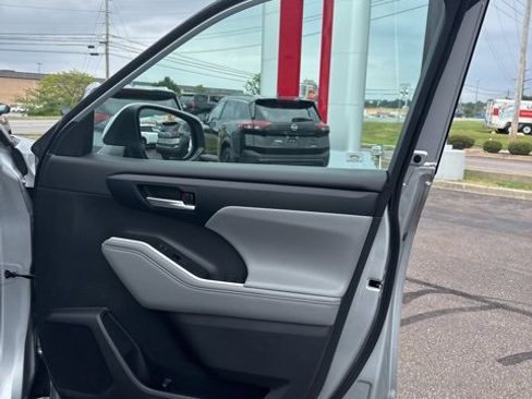Used 2020 Toyota Highlander XLE image 17