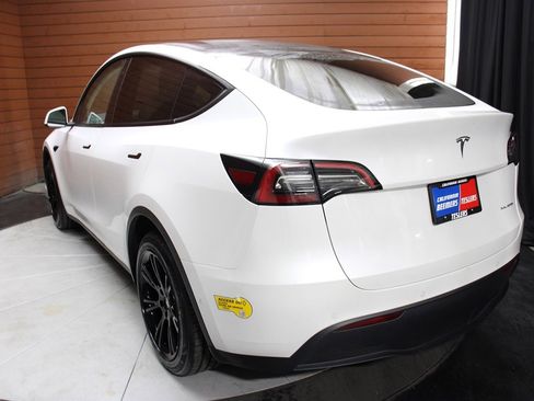 Used 2022 Tesla Model Y Long Range image 33