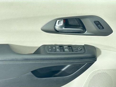 Used 2023 Chrysler Pacifica Touring-L image 17