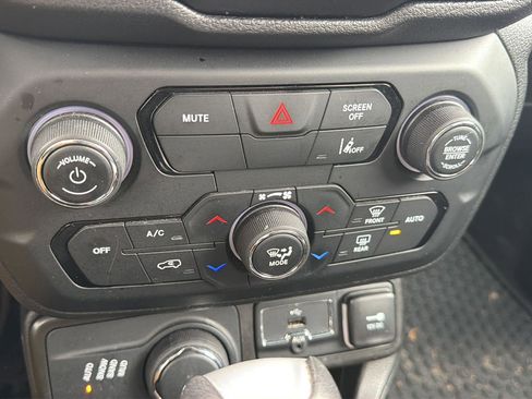 Used 2023 Jeep Renegade Latitude image 17