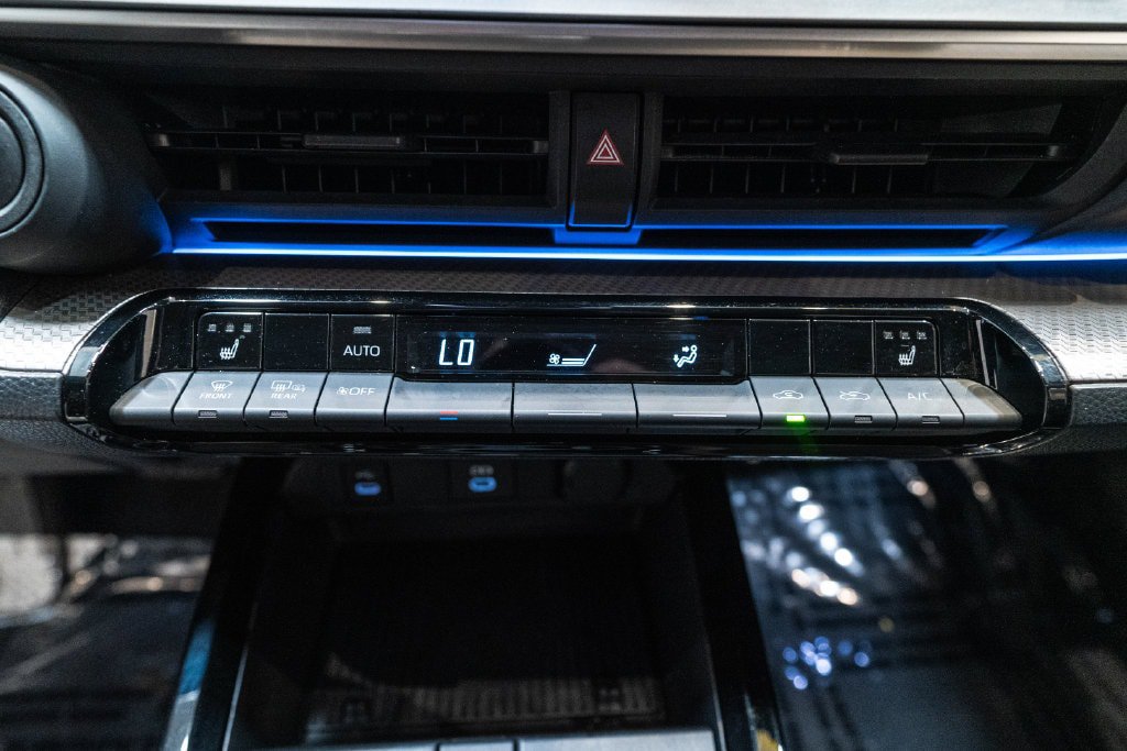 Certified 2025 Toyota Prius XLE FWD image 27