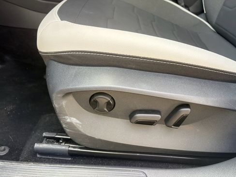 Used 2025 Volkswagen Taos SE AWD/4WD image 23