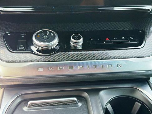 Used 2025 Ford Expedition Platinum w/ Stealth Appearance Package image 19