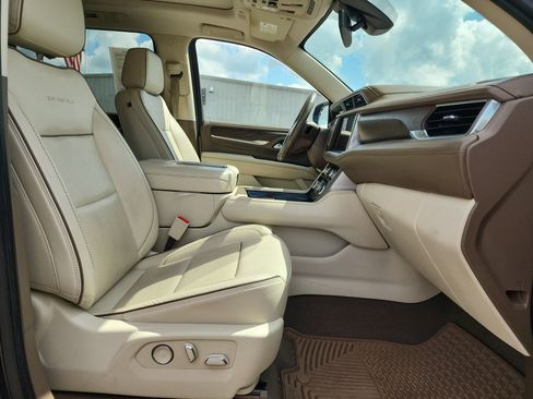 Used 2021 GMC Yukon XL Denali image 17