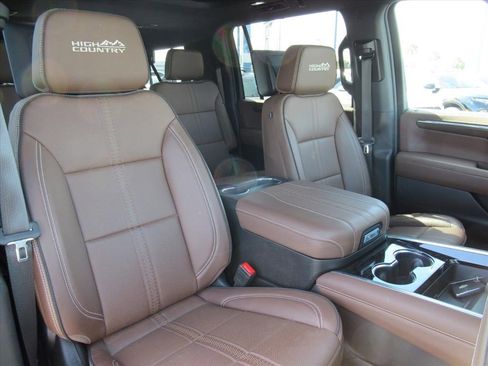 Certified 2025 Chevrolet Suburban High Country image 8