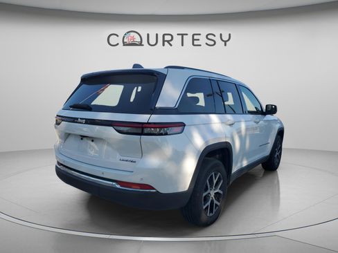 Used 2023 Jeep Grand Cherokee Limited image 3