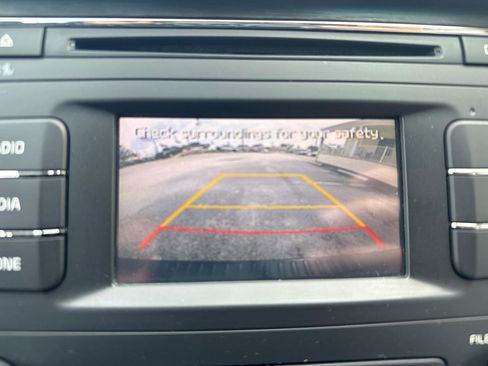 Used 2017 Kia Sedona LX image 34