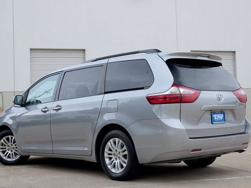 Used 2017 Toyota Sienna XLE FWD image 4